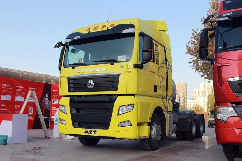 汕德卡橘红款 C7H 集装箱牵引车